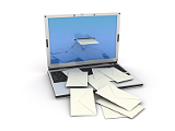 Laptop mit Briefumschlägen