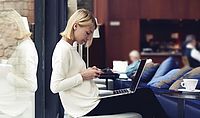 Frau arbeitet aus dem Cafe